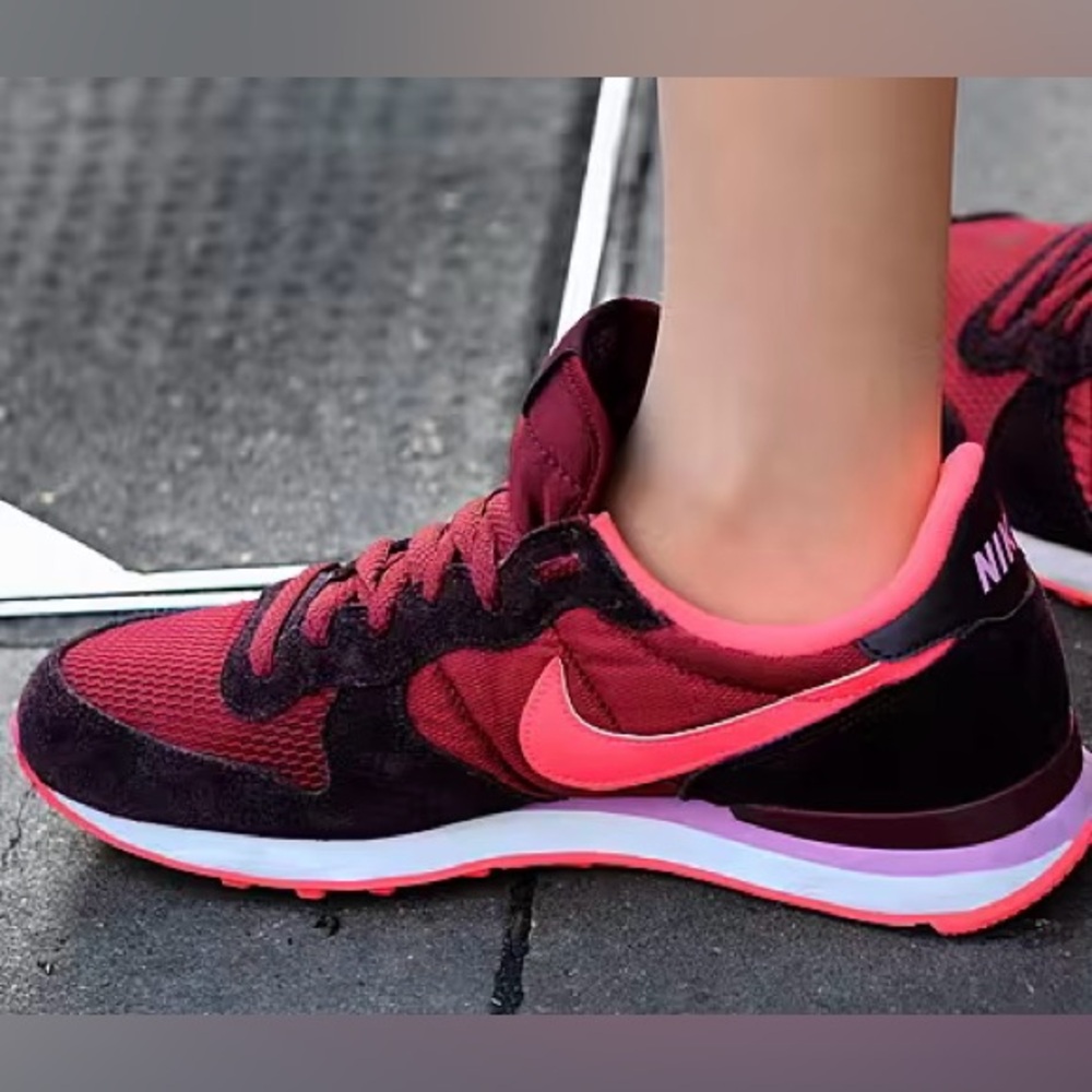 LIKE NEW NIKE INTERNATIONALIST SNEAKERS, BURGUNDY, SIZE 10